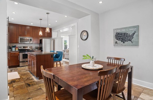 Robbinsdale House | Fully Loaded Entire Home, Fast Wi-Fi, and Pet Friendly, Fenced Backyard