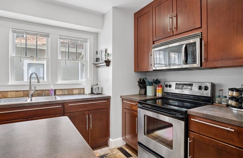 Robbinsdale House | Fully Loaded Entire Home, Fast Wi-Fi, and Pet Friendly, Fenced Backyard