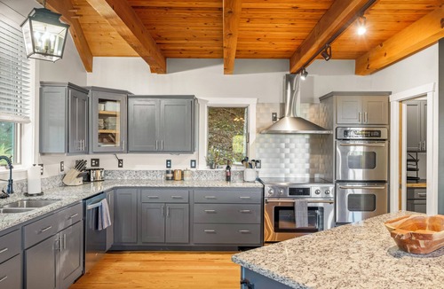 Chestnut Springs Ski Chalet | Fully Loaded 8BR in Wintergreen! Sleeps 23