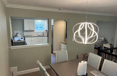 Islip House | fully Modern 3 bedroom 65"smart tvs cable bluetooth speakers etc