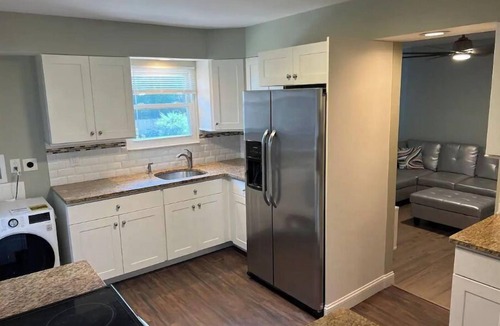 Islip House | fully Modern 3 bedroom 65"smart tvs cable bluetooth speakers etc