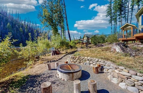 Vida House | Fully rebuilt riverfront home with deck, fireplace, & W&D - dog-friendly