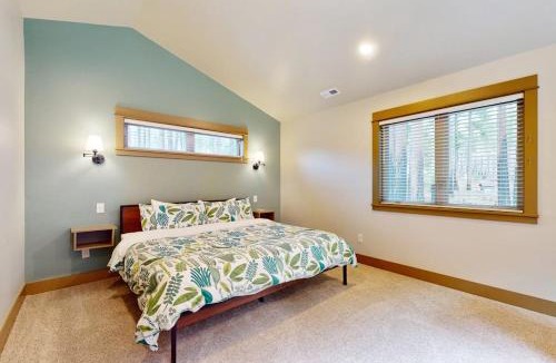 Vida House | Fully rebuilt riverfront home with deck fireplace & W&D - dog-friendly