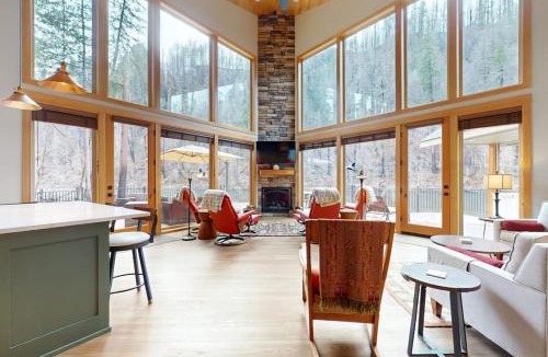 Vida House | Fully rebuilt riverfront home with deck fireplace & W&D - dog-friendly