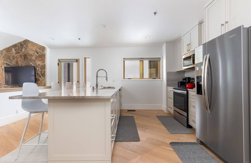 Deer Valley House | Fully Remodeled Fall 2023! Free Shuttle to the lifts! Fantastic resort views!