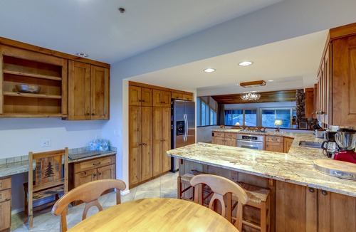 Park Meadows House | Fully Remodeled Townhome 7 minutes to lifts! Tons of space, new Hot Tub! Views!