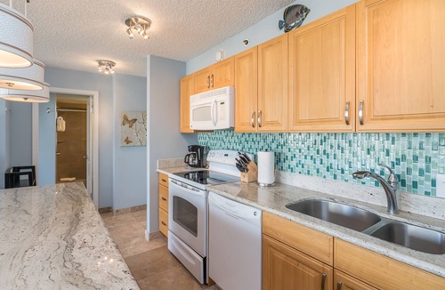 Waikiki Condo | Fully Remodelled View Condo with Free Parking, Pool, Hottub, Sauna, Tennis Court