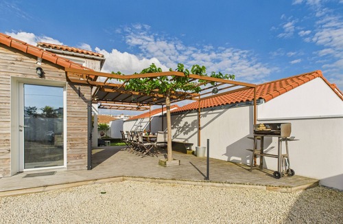 Les Sables d'Olonne Ski Chalet | Fully renovated house for 10 – terrace