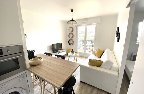 Cabourg Apartment | Fully renovated apartment with direct sea access (100m) 2nd floor elevator