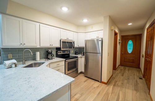 Canadian Lakes Condo | Fully Renovated Condo - Sleeps 9!