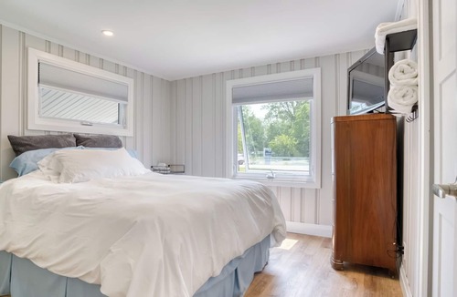 Lighthouse Cove Cottage | Fully renovated lakefront cottage on lake St. Clair in Lighthouse Cove, ON