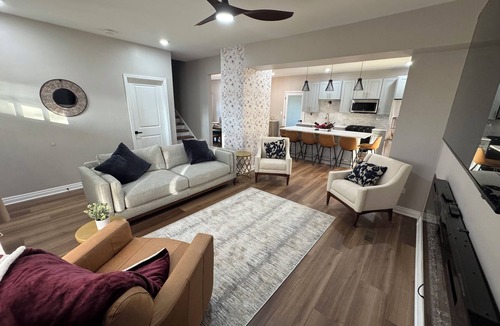 Lansing House | Fully Renovated Modern Cozy Suburban Gem