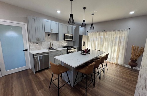 Lansing House | Fully Renovated Modern Cozy Suburban Gem