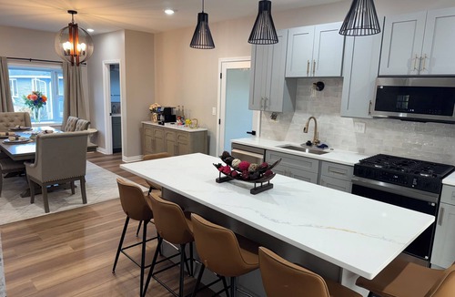 Lansing House | Fully Renovated Modern Cozy Suburban Gem