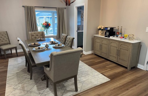 Lansing House | Fully Renovated Modern Cozy Suburban Gem