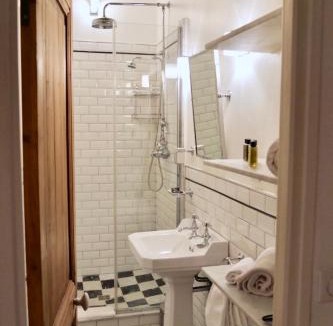 Arts-et-Metiers Apartment | FULLY RENOVATED very quiet charming 2bed/2bath flat in the Marais sleeps up to 4