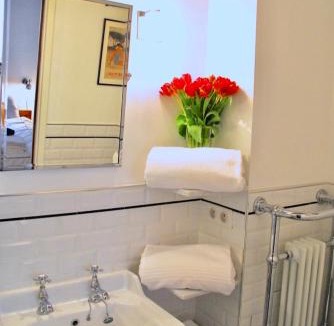 Arts-et-Metiers Apartment | FULLY RENOVATED very quiet charming 2bed/2bath flat in the Marais sleeps up to 4