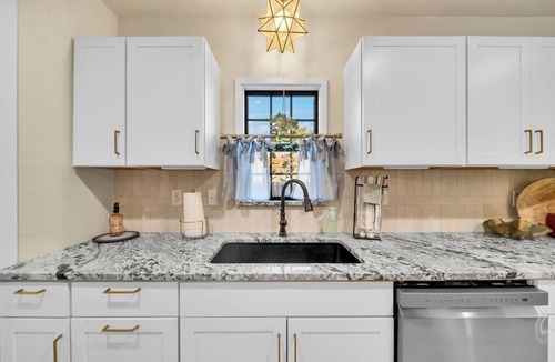 Cherry Street House | Fully Restored cottage, AMAZING game room, hot tub
