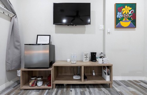 Midtown Apartment | Fully stocked, Modern & Cosy Studio with Patio. Best Location! Walk Everywhere!