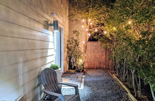 Midtown Apartment | Fully stocked, Modern & Cosy Studio with Patio. Best Location! Walk Everywhere!