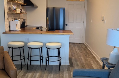 Huddleston Condo | FULLY updated: Step-Free access 2BR2BA 2King & 1 queen. BEAUTIFUL & Pet friendly