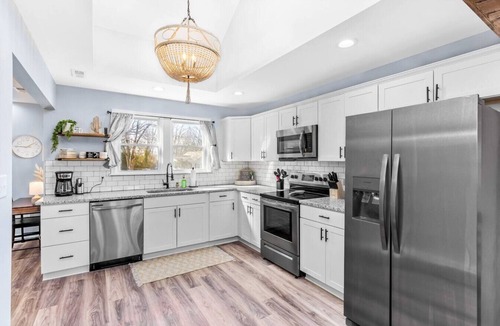 Montrose House | Fulton Hill Grove: Trendy and Central Hide-a-way!