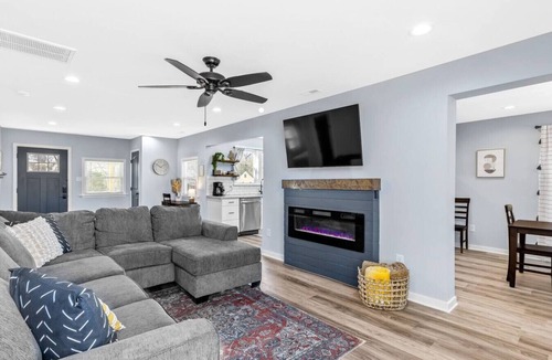 Montrose House | Fulton Hill Grove: Trendy and Central Hide-a-way!
