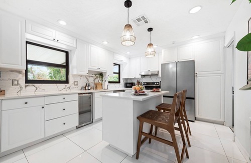 Plantation House | Fun 4BD Stay - Pool - BBQ - Games - Backyard