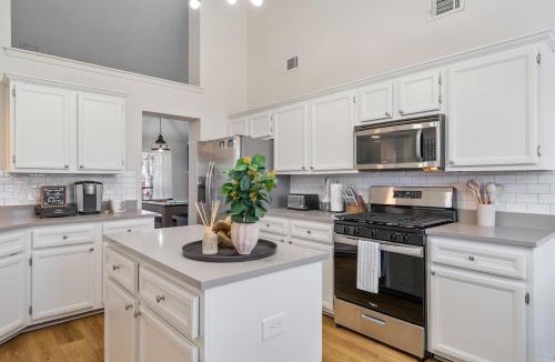 South Creek House | Fun and Stylish Stay with Pool Table and Fire Pit!