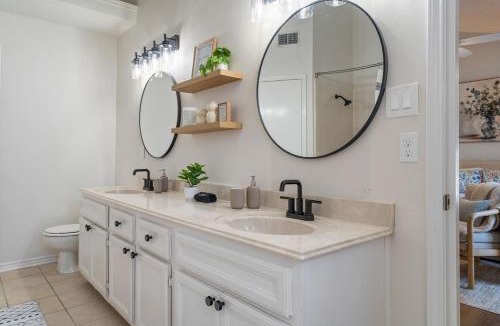 South Creek House | Fun and Stylish Stay with Pool Table and Fire Pit!