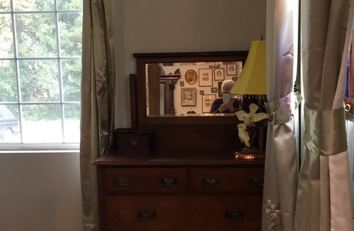 Martinez Apartment | Fun Art Studio, Quiet Wooded Cul-de-Sac area