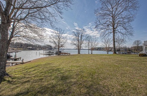 Huddleston Hotel | Fun at the Lake