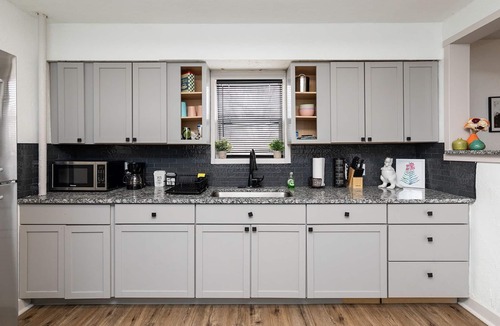 Des Moines House | Fun Backyard ~Close to Downtown~Pet Friendly~4BDRM