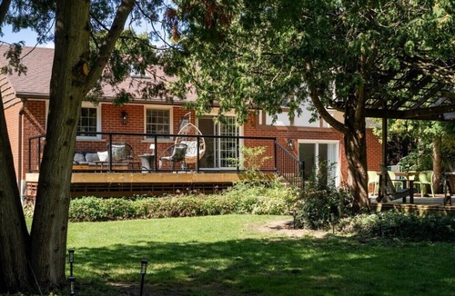 Kincardine Cottage | Fun & bright cottage by the beach w/hot tub