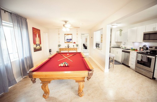 Tucson House | Fun Compound! EV charger, mini-golf, pool, B-ball, Work station, BBQ & Laundry