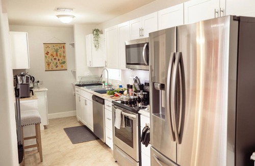 Tucson House | Fun Compound! EV charger, mini-golf, pool, B-ball, Work station, BBQ & Laundry