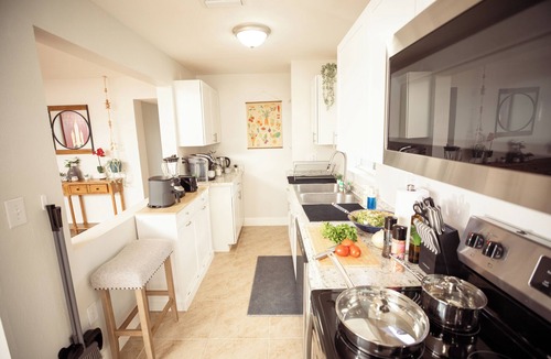 Tucson House | Fun Compound! EV charger, mini-golf, pool, B-ball, Work station, BBQ & Laundry