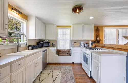 Warrenton House | Fun, eclectic Round Top home w/POOL! 5 min to town