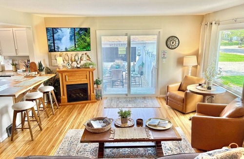 Ottawa House | Fun Escape 2-Ottawa -Starved Rock-nSkydive-4 BR