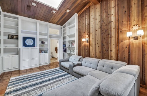The Estates Above Lost Creek House | Fun Family and Dog friendly Estate retreat getaway! 15 minutes to Austin