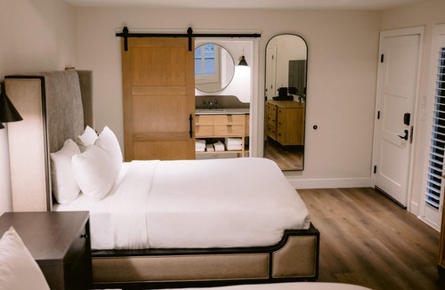Midway Hotel | Fun Family Getaway! 4 Modern Units w/Pool & Spring access - Onsite Parking!