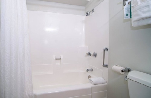 Kahului Hotel | Fun for the Whole Family! 4 Convenient Units, Outdoor Pool, Near Paukukalo Beach