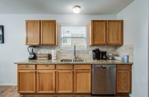 Houston House | FUN Getaway: 4BR, King Suite, Arcade, 2 SmartTVs