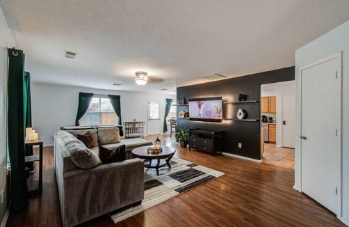 Houston House | FUN Getaway: 4BR, King Suite, Arcade, 2 SmartTVs