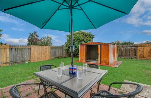 Houston House | FUN Getaway: 4BR, King Suite, Arcade, 2 SmartTVs