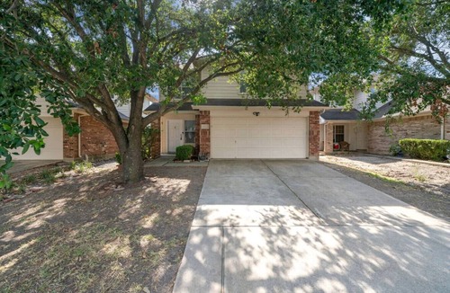 Houston House | FUN Getaway: 4BR, King Suite, Arcade, 2 SmartTVs