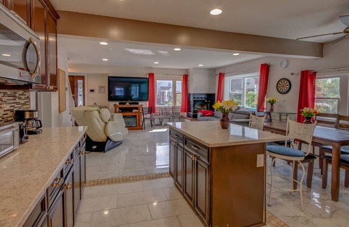 Elmont House | ★Fun Getaway★| Heated Pool | ♛Spa & Sauna | BBQ