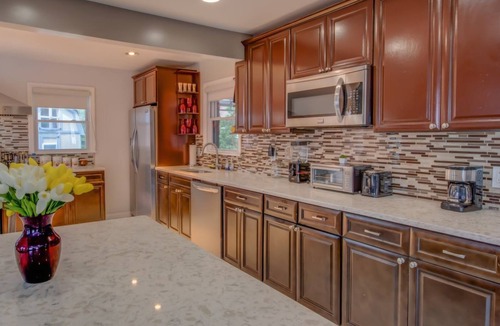 Elmont House | ★Fun Getaway★| Heated Pool | ♛Spa & Sauna | BBQ