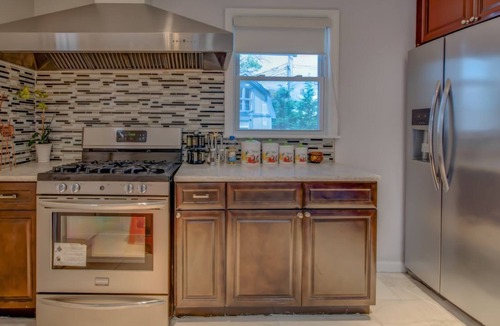 Elmont House | ★Fun Getaway★| Heated Pool | ♛Spa & Sauna | BBQ