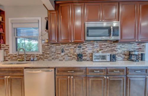 Elmont House | ★Fun Getaway★| Heated Pool | ♛Spa & Sauna | BBQ